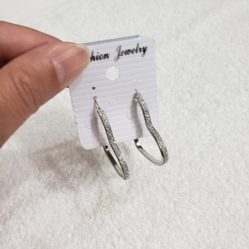 Earring - Picture 2 of 3